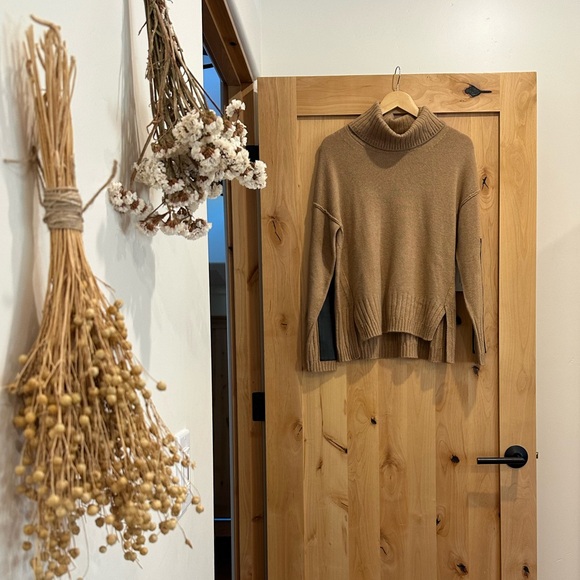 Brochu Walker BW-Yumi camel cashmere turtleneck - Picture 2 of 7